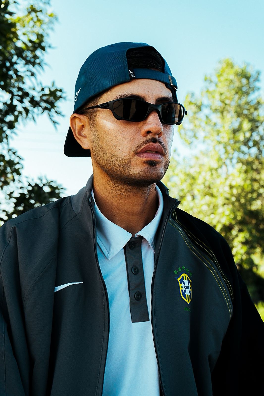 Modelo LATINOS TUNED con gafas negras y campera Brasil