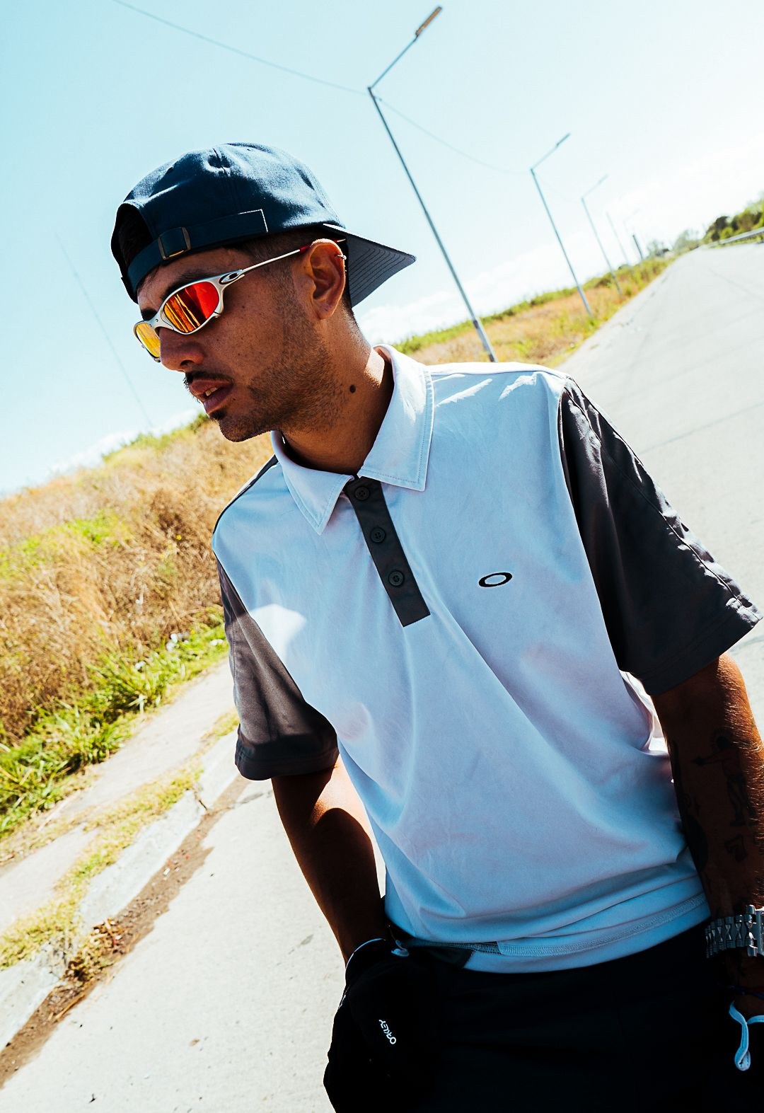Modelo LATINOS TUNED con gafas espejadas en la calle