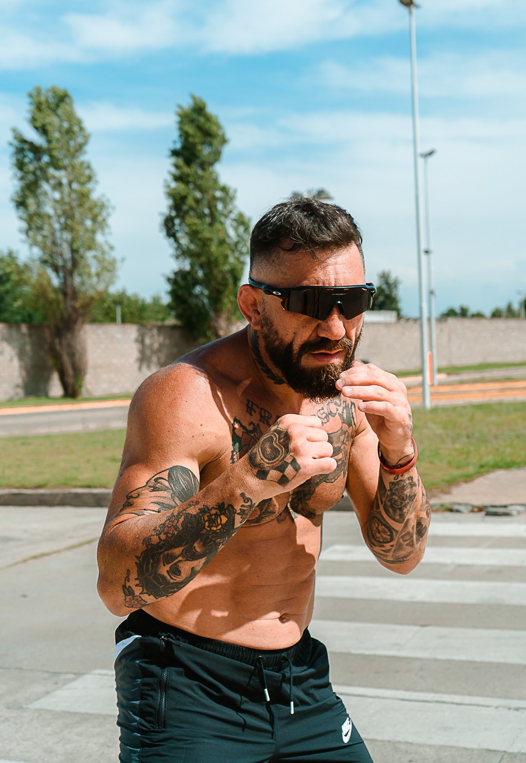 Modelo LATINOS TUNED en posicion de pelea con gafas