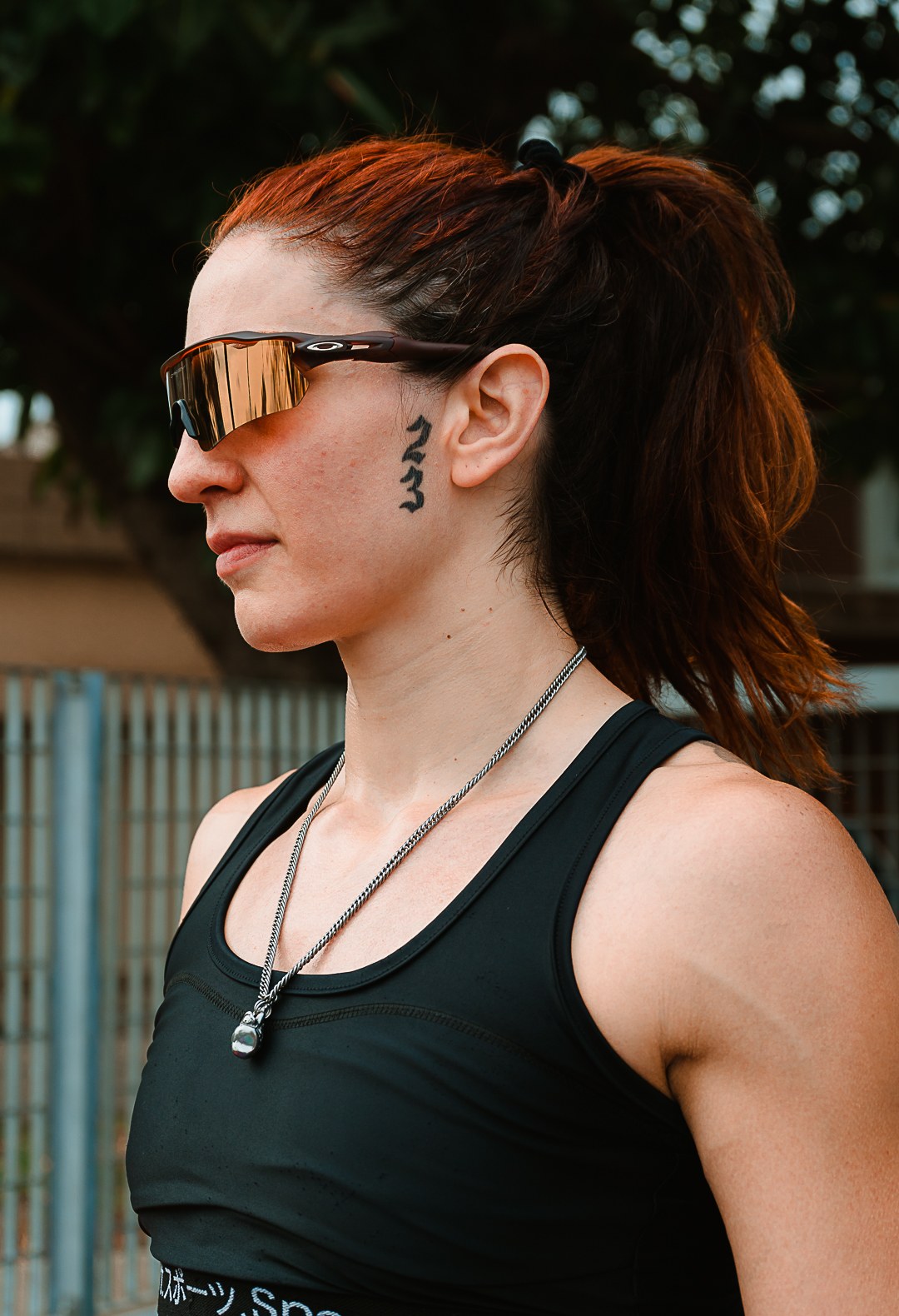 Modelo LATINOS TUNED de perfil usando gafas espejadas