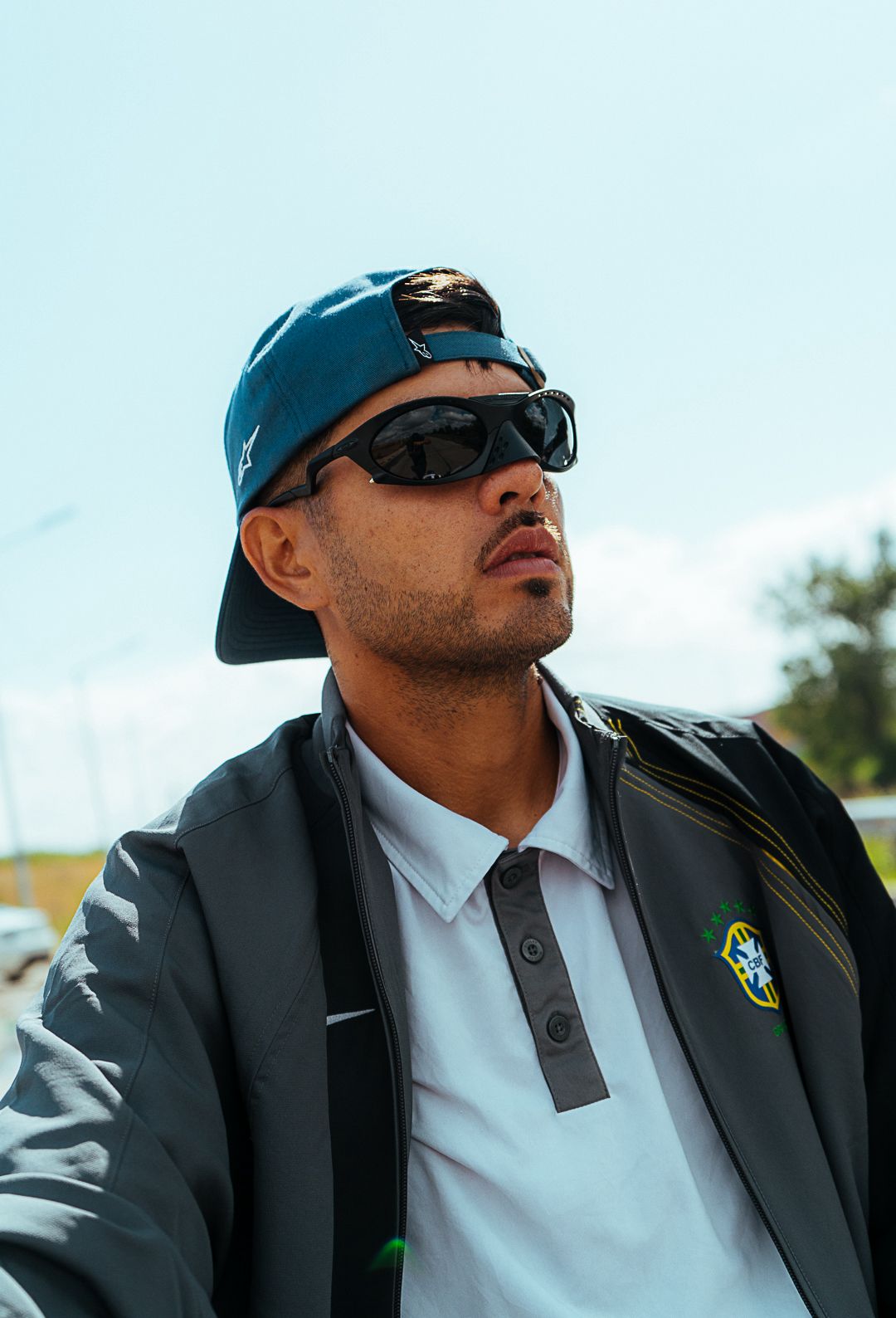 Modelo LATINOS TUNED con gafas negras
