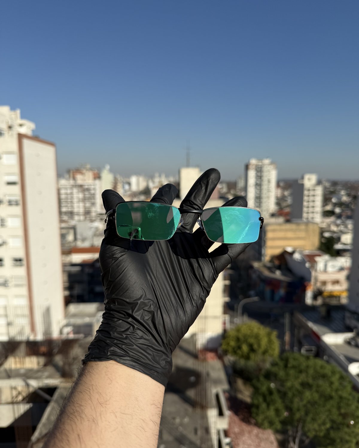 Detalle verde de lentes LATINOS TUNED